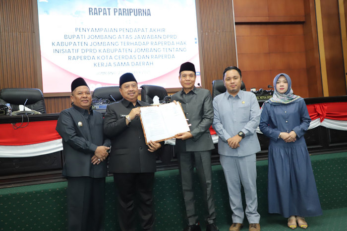 Pemkab) Jombang bersama DPRD Jombang resmi mengesahkan dua Rancangan Peraturan Daerah (Raperda) inisiatif menjadi Peraturan Daerah (Perda).
