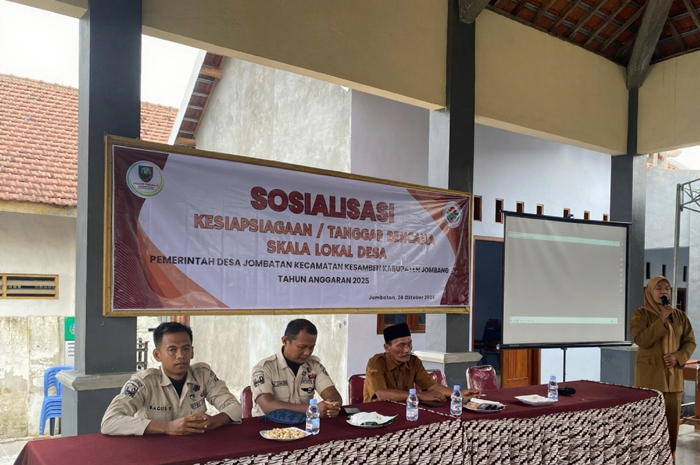 MITIGASI BENCANA: Kepala Desa Jombatan M Hufron saat acara sosialisasi tanggap bencana skala desa bersama BPBD Jombang di Balai Desa Jombatan, Selasa (28/10).