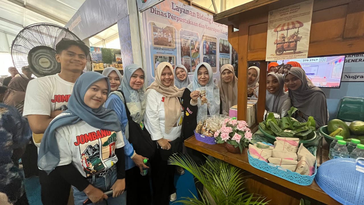 1.	KREATIF: Mahasiswa menjaga stan Warung Literasi Sos Lina Numpak Sepeda Jengki Disperpusip Kabupaten Jombang di Alun-Alun Jombang, (20/10).