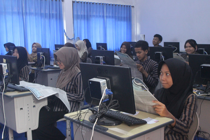 FOKUS: Siswa SMAN Mojoagung, Jombang mengikuti pembahasan tryout TKA melalui koran, kemarin.