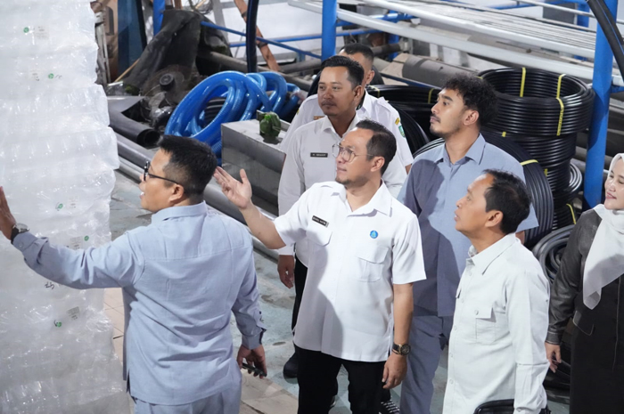 Komisi B DPRD Kabupaten Jombang melakukan inspeksi mendadak (sidak) ke Perumdam Tirta Kencana, Rabu (29/10).
