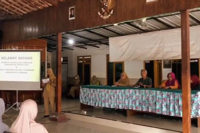 BERDAYAKAN WARGA PEREMPUAN: Kepala Desa Tondowulan Wijonarko saat acara sosialiasi dan pembentukan Sekoper di Kantor Desa Tondowulan, Plandaan, Jombang, Senin (27/10) pagi.