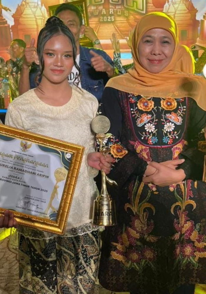 BERPRESTASI: Karateka Jombang, Aqila Aurelia, juara 1 SMA Award Jatim. Penghargaan diberikan di Surabaya, Kamis (23/10).