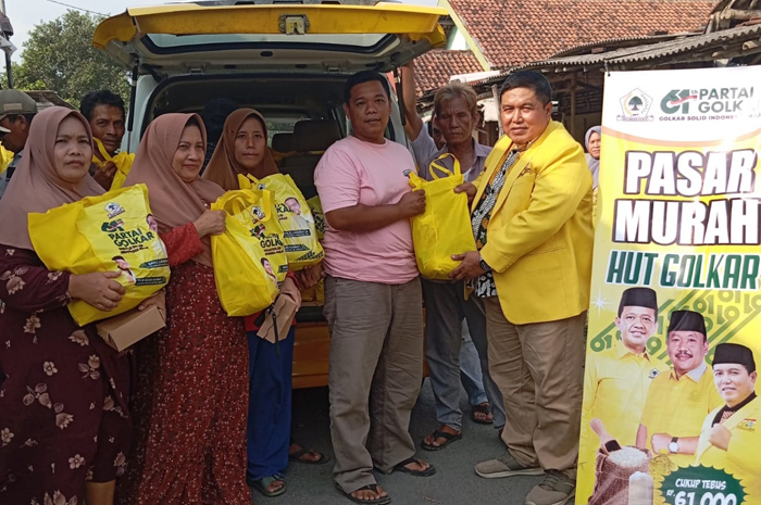BERBAGI: Ketua DPD Partai Golkar Kabupaten Jombang, Andik Basuki Rahmat, membagikan sembako murah ke masyarakat.