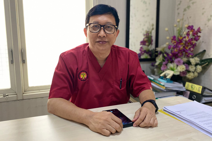 BERDEDIKASI: dr Hera Prasetia SpBS MKes, dokter spesialis bedah saraf senior di RSUD Jombang.