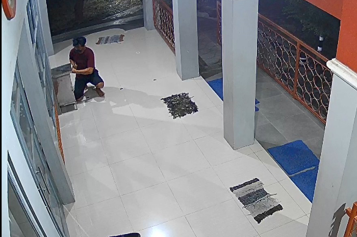 KONANGAN:  Pencuri kotak amal Masjid Nurul Huda di Dusun Paritan, Desa Sudimoro, Kecamatan Megaluh, Jombang, terekamCCTV Minggu (26/10) dini hari.