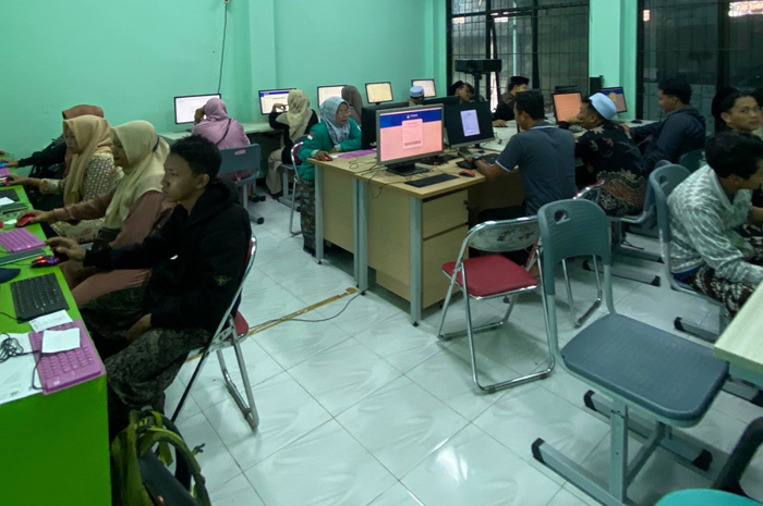 FOKUS: Siswa PKBM Yalatif Jombang saat mengikuti geladi bersih TKA di lab komputer, (30/10).