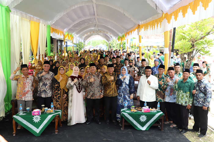 KOMPAK: Bupati Jombang Warsubi foto bersama seluruh warga  Muhammadiyah di Milad ke-113 Muhammadiyah yang digelar di Dusun Juwet, Desa Kedunglosari, Kecamatan Tembelang, Minggu (2/11).