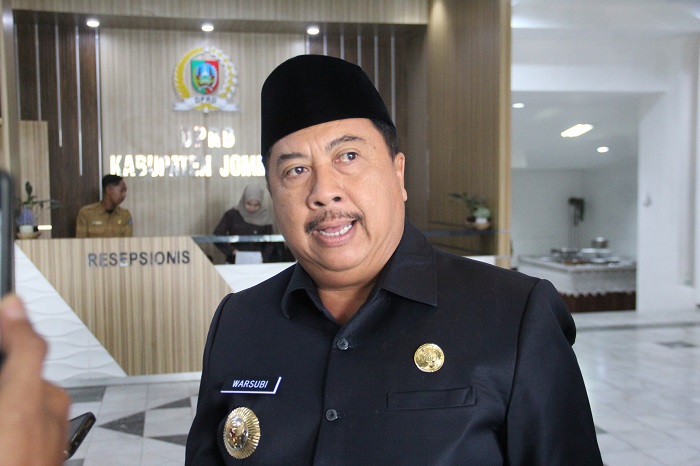 BERI PENJELASAN: Bupati Jombang Warsubi saat memberikan saat memberikan sambutan, (3/11).