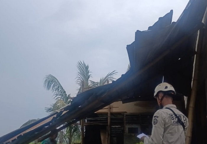 Angin kencang yang menerjang Kabupaten Jombang pada Minggu (2/11) menyebabkan kerusakan pada belasan bangunan.