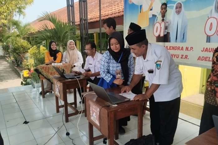 INOVASI TEKNOLOGI: Seluruh civitas SMPN 1 Sumobito, Jombang memberikan aspirasi suaranya saat kegiatan Pemilos secara e-voting, Jumat (24/9).