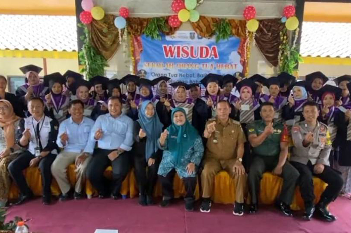WISUDA SEKOLAH TANGGUH: Kepala Desa Galengdowo Wartomo (duduk tiga dari kanan) bersama segenap tamu undangan dan seluruh peserta SOTH Desa Galengdowo, Wonosalam Jombang.