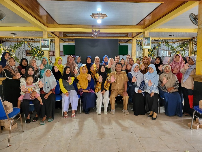 PEMBERDAYAAN PEREMPUAN: Kepala Desa Kebonagung Yeni Anang Setiawan saat acara sosialiasi dan pembentukan Sekoper di Kantor Desa Kebonagung, Ploso, Jombang, Senin (27/10) pagi.