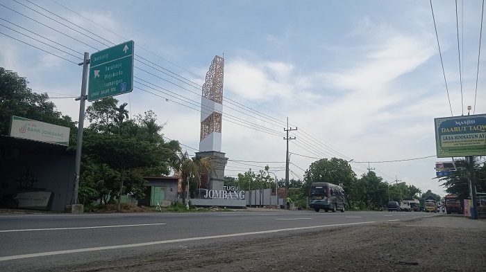 BARU: Proyek pembangunan Tugu Jombang di Desa Gondangmanis, Kecamatan Bandarkedungmulyo, Jombang yang sempat molor.