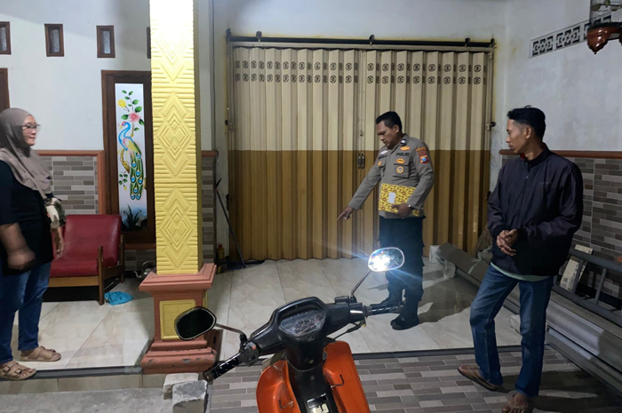 Polisi melakukan olah TKP aksi pencurian sepeda motor di Dusun Sugihwaras, Desa Mojokrapak, Kecamatan Tembelang, Jombang.