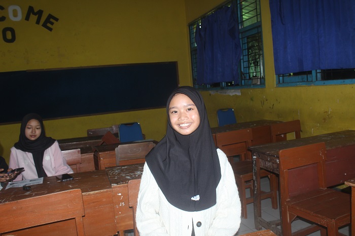 Yazmin Shofia Allifni, Kelas 8-H MTsN 9 Jombang di Tanjunganom, Diwek, Jombang.