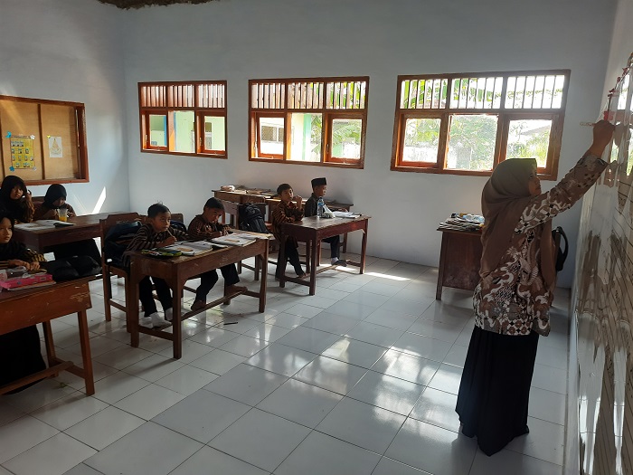 Nikmatul Maghfiroh, guru PAI SDN Mojongapit 3, Jombang saat mengajar di ruang kelas 2.