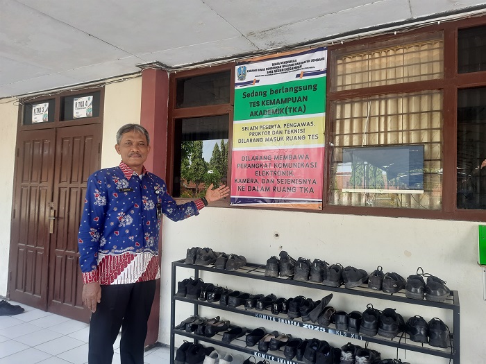 STERIL: Waka Kurikulum SMAN Kesamben, Jombang, Tri wahyudi, di depan lab komputer yang menjadi tempat TKA, Senin (3/11).