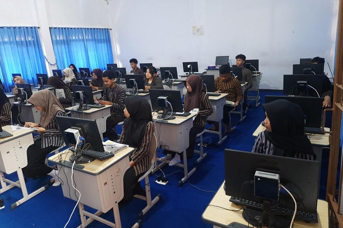 ANTUSIAS: Siswa SMAN Mojoagung, Jombang saat mengikuti gladi bersih beberapa hari lalu.