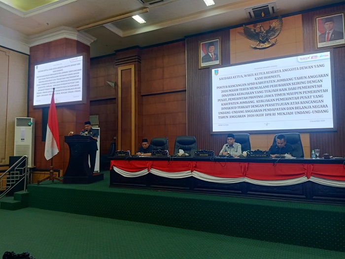 SERIUS: Bupati Warsubi dan pimpinan DPRD saat rapat paripurna di gedung DPRD, Senin (3/11).