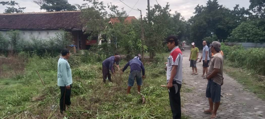 Pj Kepala Desa Kampungbaru Daniel Danang Darmawan terjun bersama warga desa setempat saat kerja bakti bersama, Minggu (2/11) pagi.