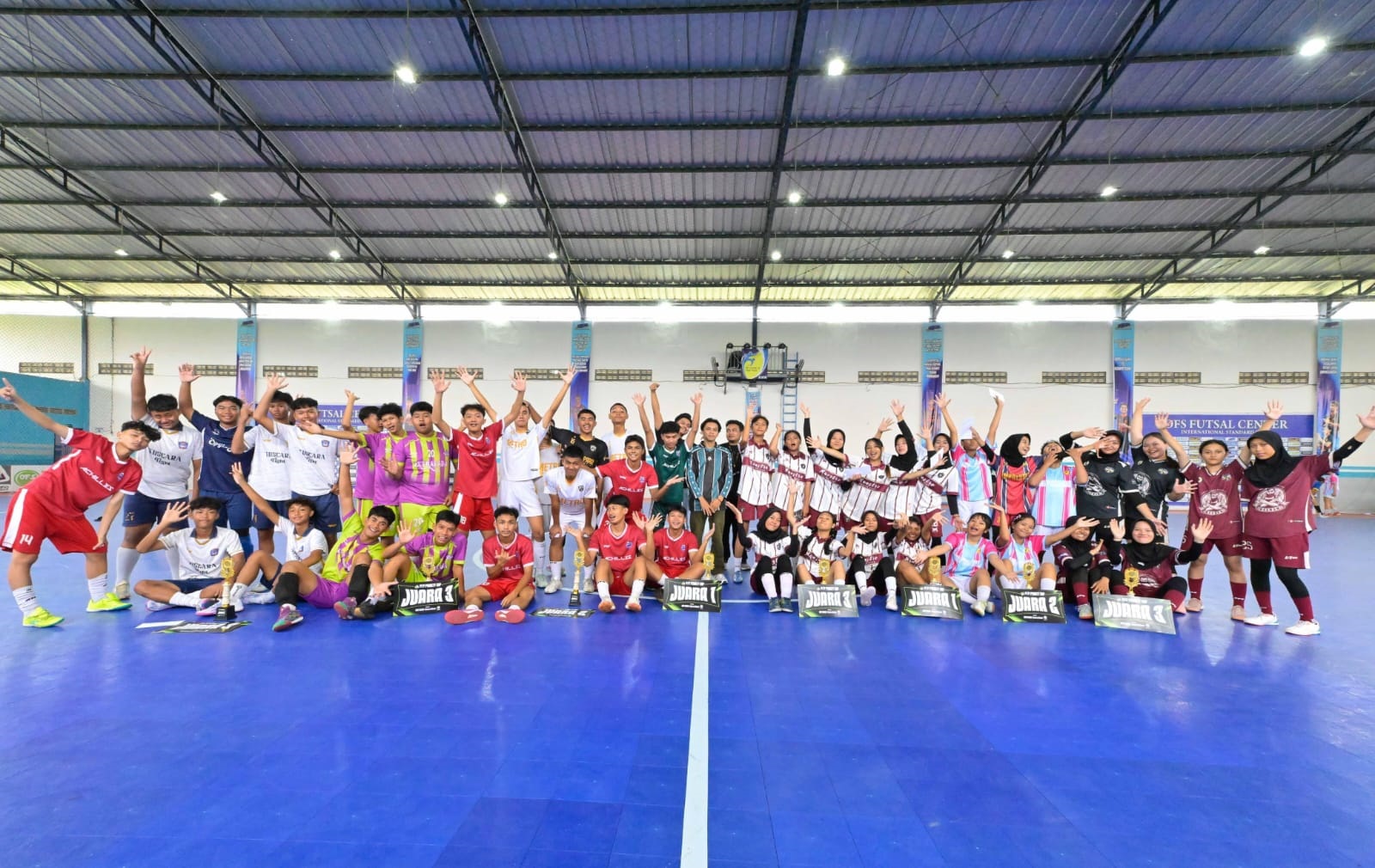 Seluruh tim peraih juara Metro Penalty Cup berfoto bersama setelah acara seremonial penyerahan apresiasi juara, Sabtu (1/11) siang.