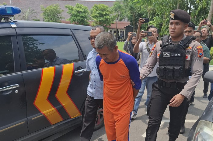 Polisi akhirnya berhasil mengungkap pelaku berikut motif pembunuhan sadis terhadap Mutmainah, 74, warga Dusun Medeleg, Desa Tampungmojo, Kecamatan Tembelang yang mayatnya ditemukan hangus terbakar.