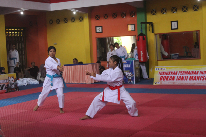 Karate mempertandingkan kata (seni) perorangan dan beregu serta kumite (tanding) di sejumlah kelas.