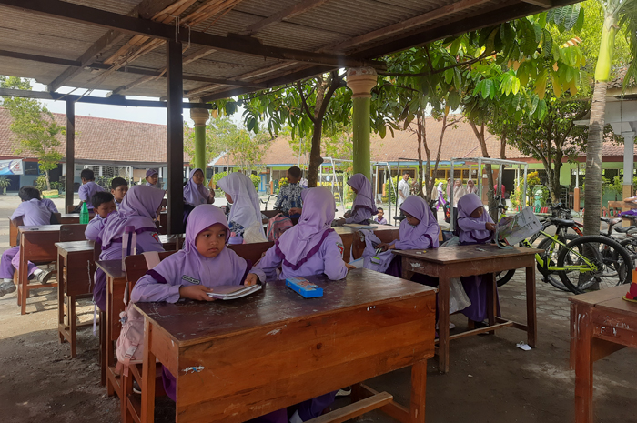 RUSAK PARAH: Kondisi ruang kelas SDN Plosogenuk 1 Kecamatan Perak, Jombang atapnya ambrol dan dikosongkan, Rabu (5/11).