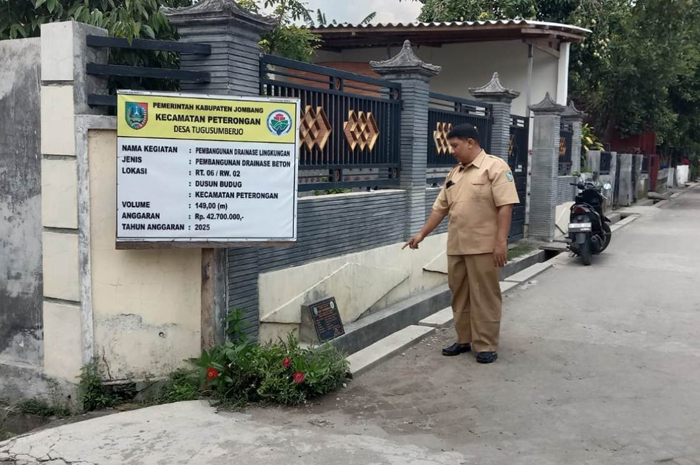 MAJU: Bayu Hari Satrio Sekdes Tugusumberjo saat menunjukan realisasi pembangunan saluran irigasi di Desa Tugusumberjo, Peterongan, Jombang, Rabu (5/11)