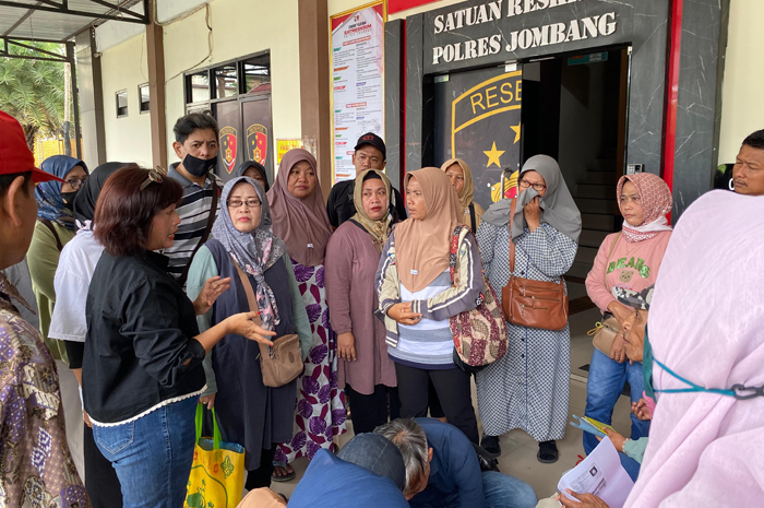 BUAT LAPORAN: Puluhan nasabah Koperasi Al Kahfi mendatangi Mapolres Jombang, Kamis (6/11).