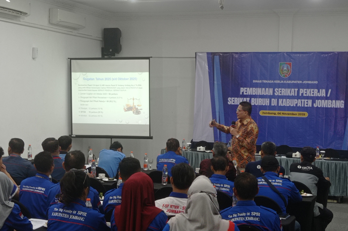 SERIUS: Hakim Pengadilan Hubungan Industrial dari PN Surabaya, Wahyu Hartono SH MH, menyampaikan materi pembinaan serikat pekerja/buruh, Kamis (6/11).