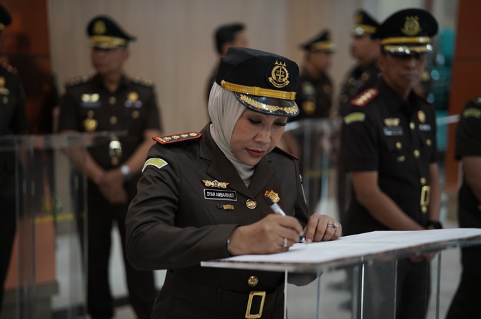 Dyah Ambarwati, saat prosesi serah terima jabatan di kantor Kejaksaan Tinggi Jatim di Surabaya pada Kamis (6/11) pagi.