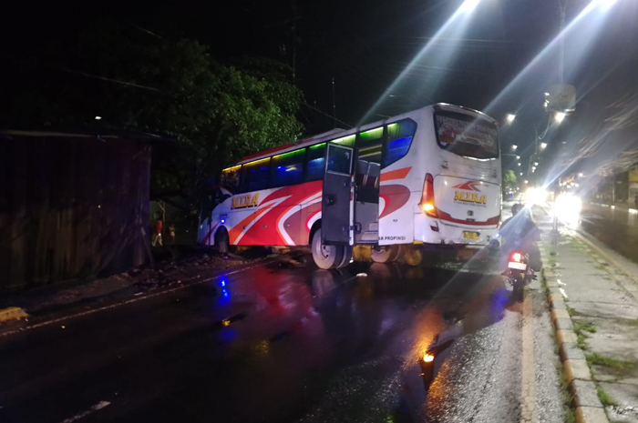 Kecelakaan tunggal melibatkan Bus PO Mira terjadi di Jalan Raya Desa Dukuhdimoro, Kecamatan Mojoagung, Kabupaten Jombang, Rabu (5/11) malam.