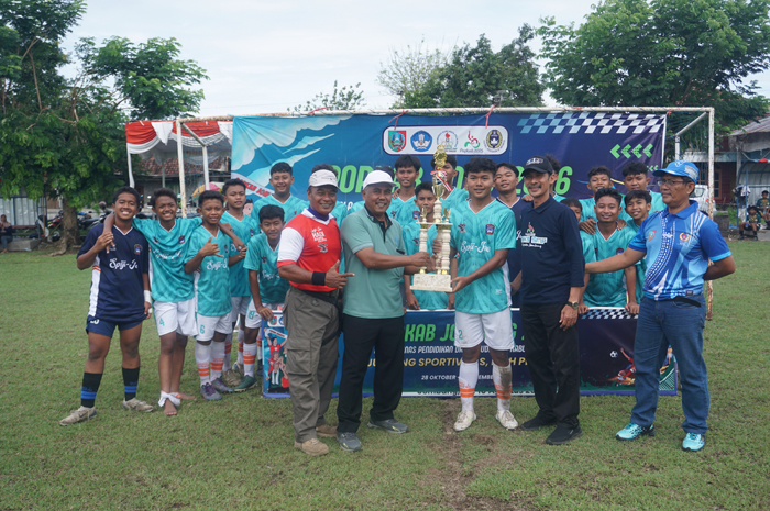 JUARA: Pemain SMPN 1 Jombang menerima trofi juara di lapangan Desa Keras Kecamatan Diwek, Kamis (6/11).