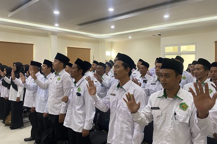SENANG: PPPK penerima SK tahap II non optimalisasi formasi 2024 di Aula PLHUT Kemenag Jombang, Senin (3/11).