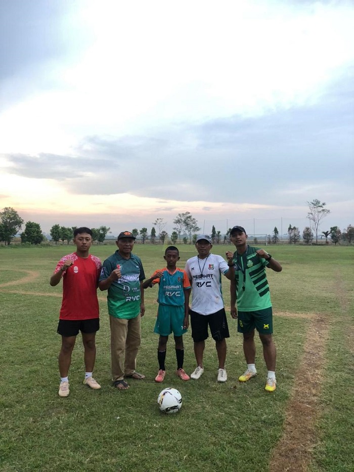 MEMBANGGAKAN: Kepala Desa Watudakon Suharto bersama jajaran pengurus akademi Pesawat FC mendampingi Aldo Putra Firdaus sebagai wakil Jombang di ajang Asian Football 7 League di Thailand.
