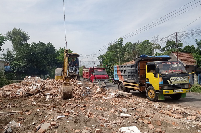 RATA: Alat berat merobohkan gedung PKK di Desa Mancar, Kecamatan Peterongan, Jombang, Jumat (7/11).