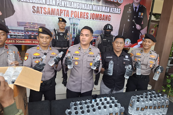 Upaya penyelundupan ratusan botol minuman keras (miras) jenis arak Bali berhasil digagalkan aparat Polres Jombang.