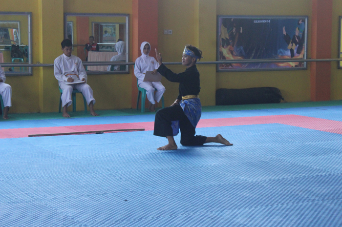 TERBAIK: Fatecha Ahmad Al Faiq dari SMPN 1 Jombang meraih juara 1 solo kreatif dan juara 2 tunggal wajib IPSI saat tampil di Dojo Mahameru, Rabu (5/11).