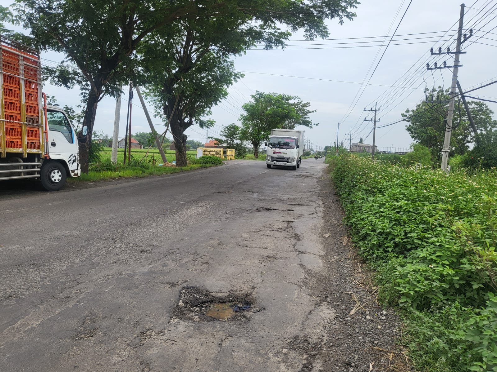 BERLUBANG: Kondisi ruas jalan Mojoagung&ndash;Mojoduwur, Jombang yang kembali rusak parah. terutama saat musim hujan