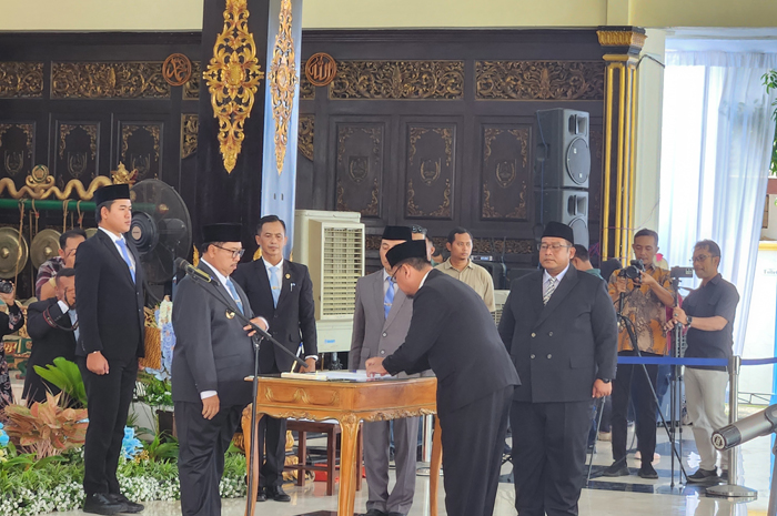Sebanyak 66 pejabat dari eselon II hingga IV resmi dilantik Bupati Jombang Warsubi di Pendopo Kabupaten Jombang, Jumat (7/11).
