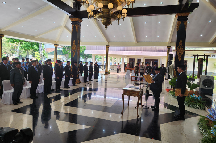 Sebanyak 66 pejabat dari eselon II hingga IV resmi dilantik Bupati Jombang Warsubi di Pendopo Kabupaten Jombang, Jumat (7/11).