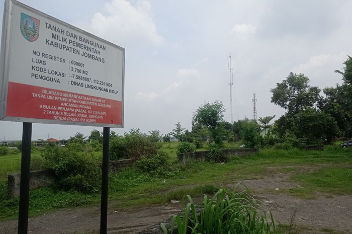 NGANGGUR: Kondisi tembok atau pagar tematik di Desa Ceweng, Kecamatan Diwek, Jombang yang dulu rencananya dibangun taman atau RTH (5/11).