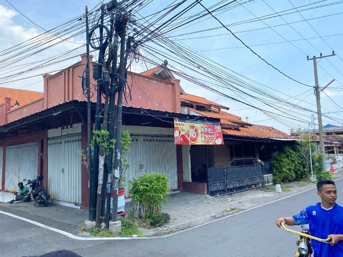 BAKAL DITERTIBKAN: Sejumlah tiang internet semrawut di Jl Bupati R Soedirman, Jombang bakal ditertibkan.