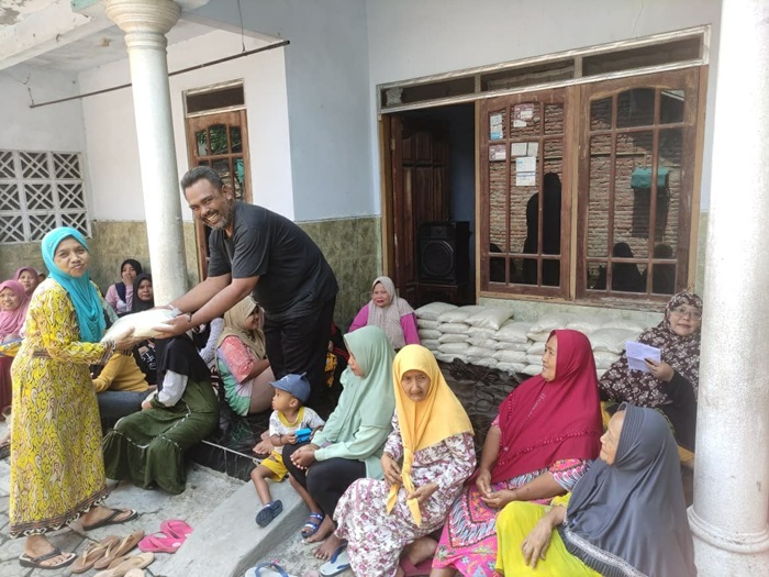 (Pemdes) Sambongdukuh, Kecamatan Jombang, kembali menyalurkan hasil panen tanah bengkok kepada warganya, Sabtu (8/11).