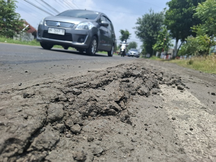 BAHAYA: Kondisi jalan provinsi ruas Jombang-Ploso di Desa/Kecamatan Tembelang, Jombang kondisinya penuh gelombang.