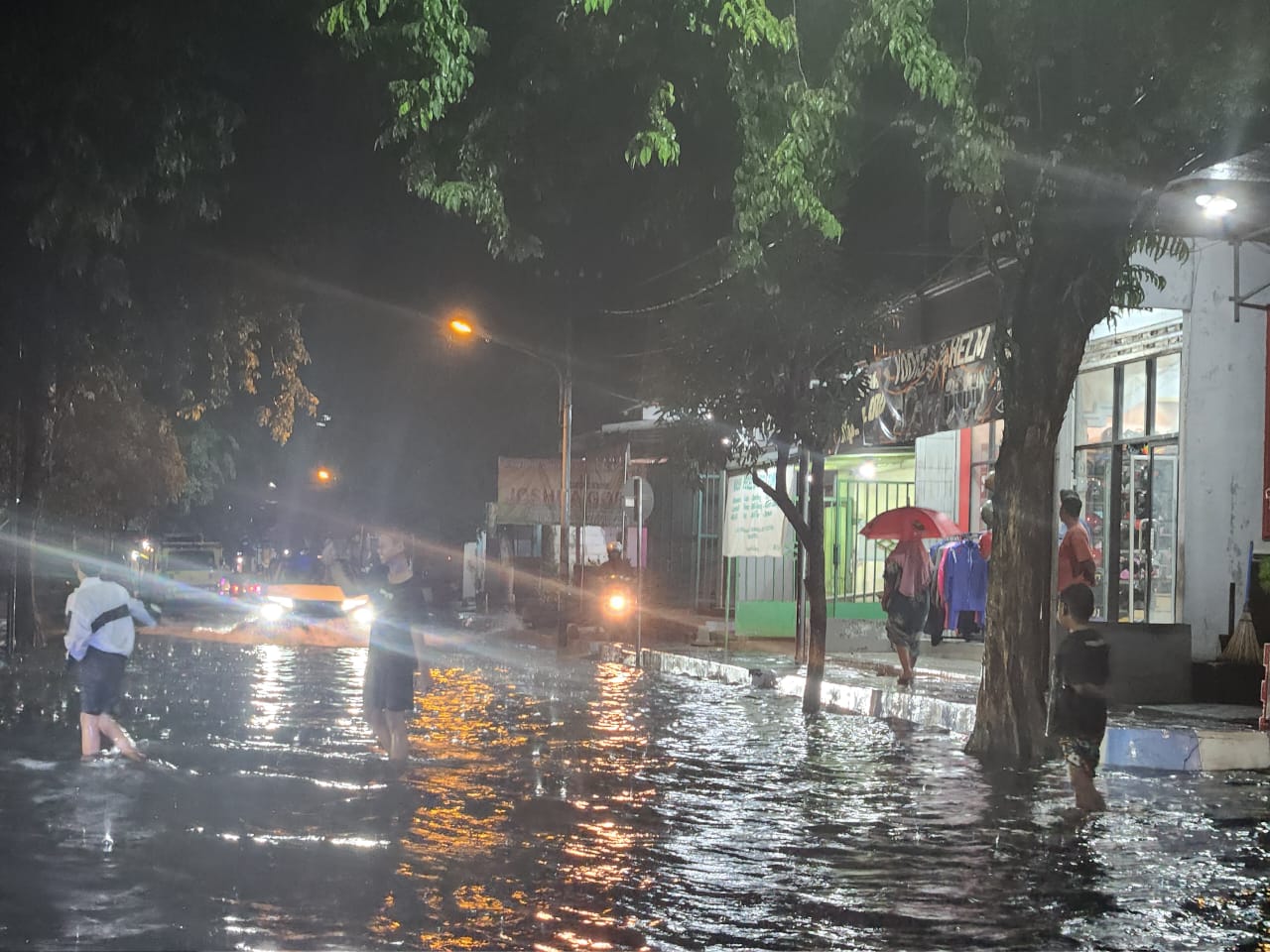 Kondisi genangan air di Jl RE Martadinata Desa Kepatihan, Kecamatan Jombang Senin (10/11) malam
