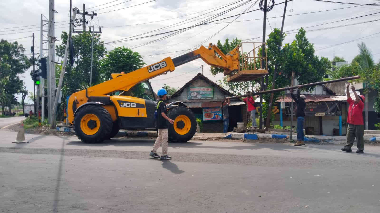 Proses penertiban tiang internet di Jl Bupati R Soedirman Jombang