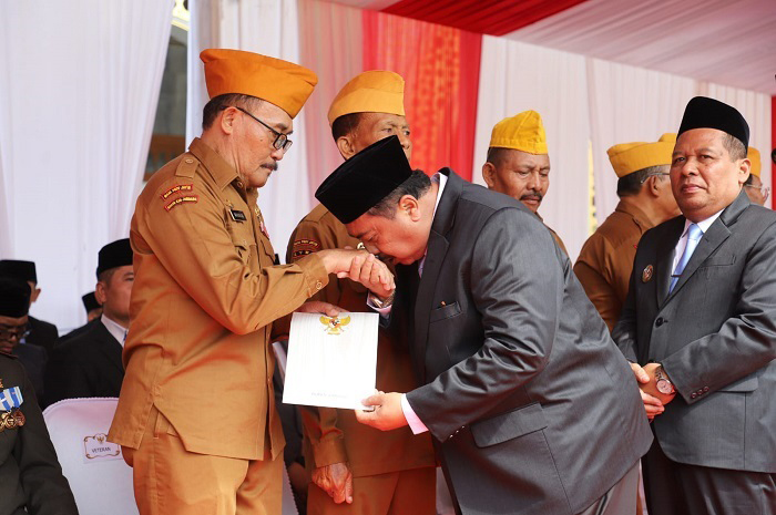 TELADAN: Bupati Warsubi didampingi Wabup Salman dan Sekdakab Agus Purnomo bersama Forkopimda dan veteran usai upacara peringatan Hari Pahlawan di Lapangan Pemkab Jombang, Senin (10/11).